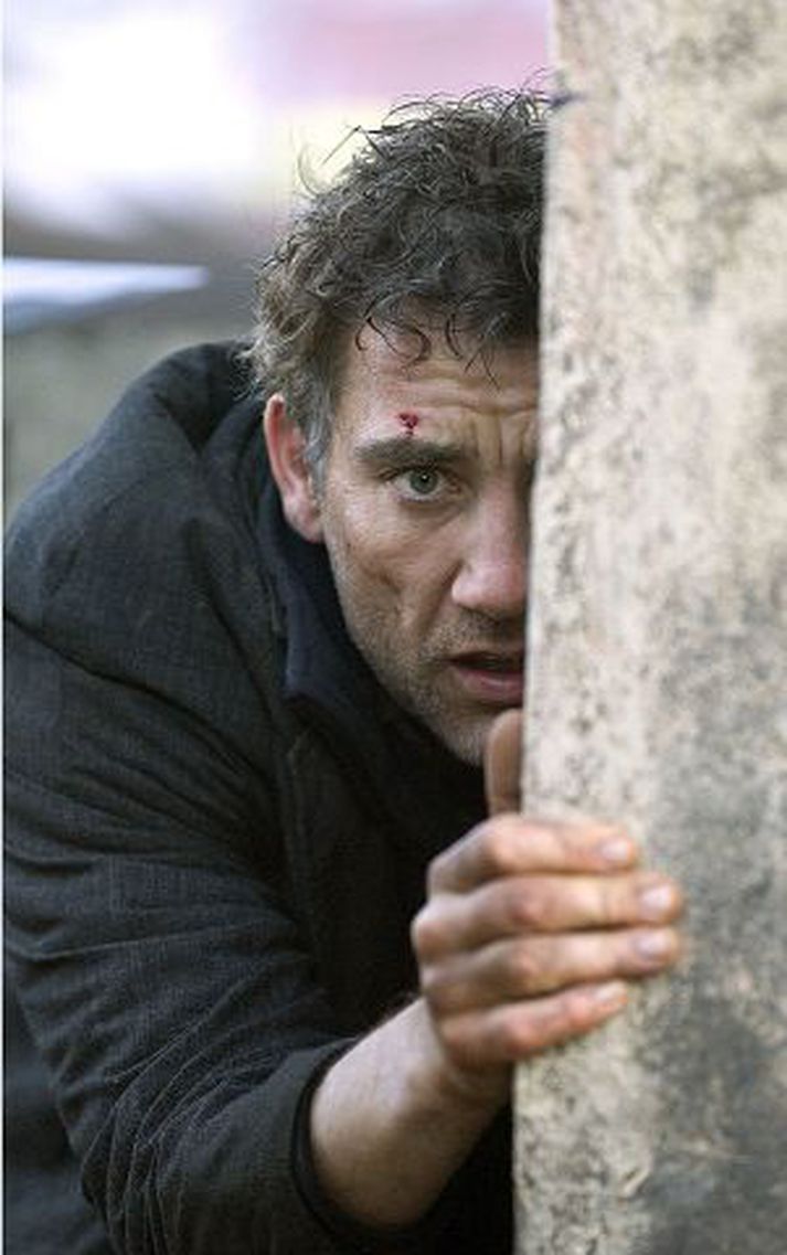 Úr children of men. Clive Owen leikur mann sem hjálpar fyrstu barnshafandi konunni sem fundist hefur í tvo áratugi að flýja land.