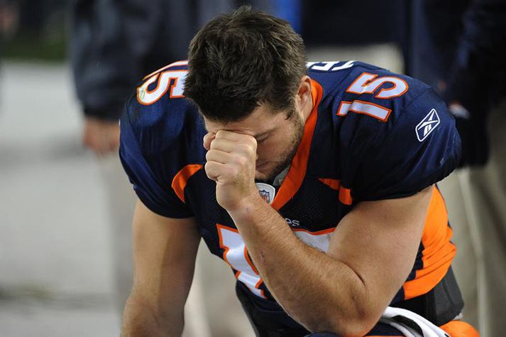 Tebow í hinni frægu Tebowing-stellingu er hann spilaði með Denver Broncos.