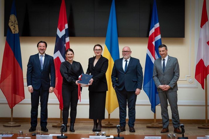 Frank Büchel, sendiherra Liechtenstein í Genf, Cecile Terese Myrseth, viðskipta- og iðnaðarráðherra Noregs, Yulia Svyrydenko, varaforsætisráðherra og efnahagsráðherra Úkraínu, Logi Einarsson, menningar-, nýsköpunar- og háskólaráðherra, og Jacques Gerber, fulltrúi svissneskra stjórnvalda gagnvart Úkraínu. 