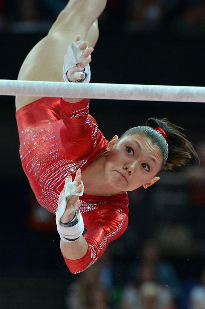 Bandaríska fimleikastúlkan Kyla Ross sýnir listir sínar á tvíslá í úrslitakeppni sem fram fór á þriðjudag. Einbeitingin leynir sér ekki.