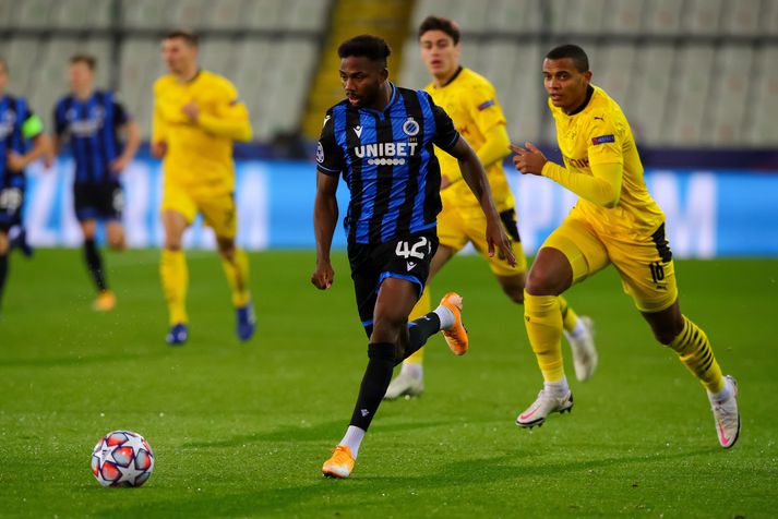 Emmanuel Dennis á ferðinni í fyrri leik Club Brugge og Borussia Dortmund í Meistaradeild Evrópu.