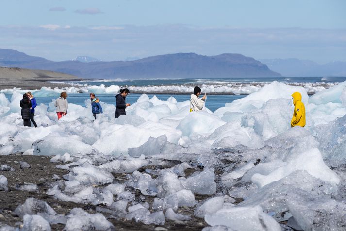 Ferðamenn við Jökulsárlón fyrr í sumar en lónið er einn vinsælasti ferðamannastaður landsins. 