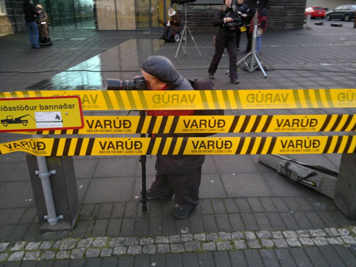 Borði var strengdur fyrir utan Alþingishúsið til að minna á málstað öryrkja. 