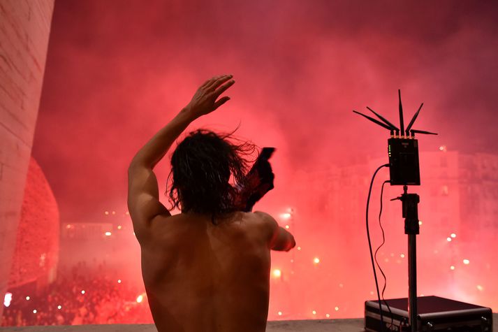 Edison Cavani fagnar á svölum Parc des Princes, heimavelli PSG, eftir sigur gærkvöldsins.