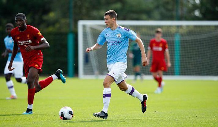 Charlie McNeill í leik með U18-ára liði Man. City.