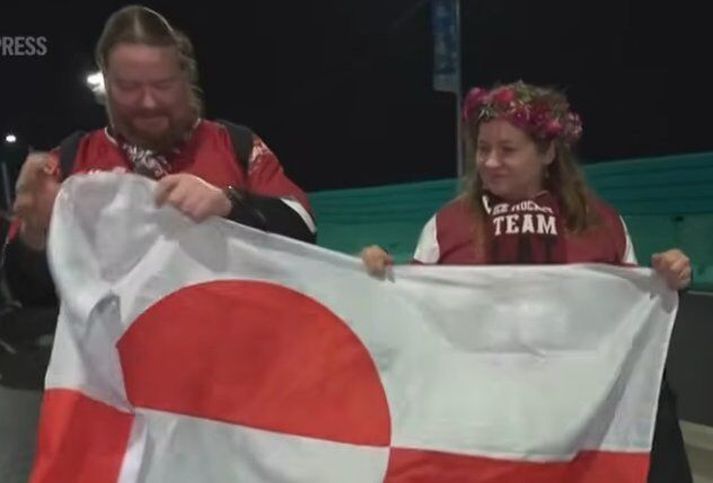 Vita Kalniņa og eiginmaður hennar, Alexander, með grænlenska fánann sem þau voru með í stúkunni á leik Bandaríkjamanna.