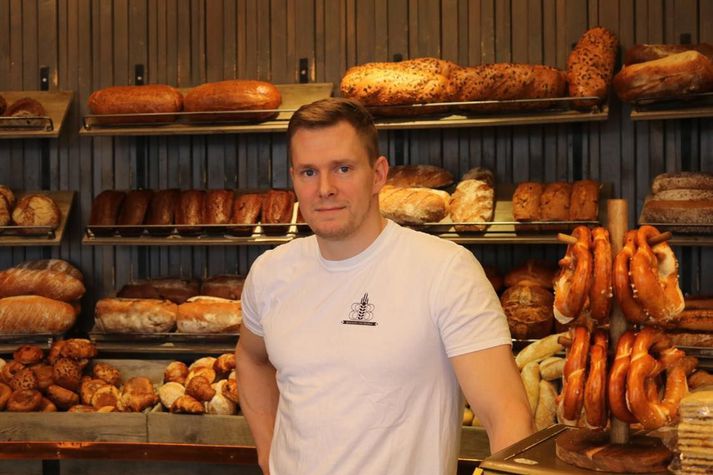 Fannar Þór Friðgeirsson þarf að rífa sig upp um miðjar nætur til að sinna rekstri Bakarísins við brúna á Akureyri. Það kemur ekki í veg fyrir að hann spili með ÍBV.