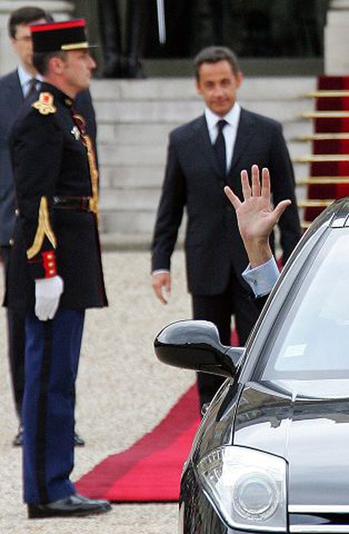 Forsetaskipti Jacques Chirac veifar eftirmanninum við brottförina frá Elysée-höll.
