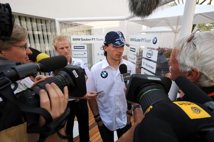 Robert Kubica spjallar við fréttamenn í Singapúr.