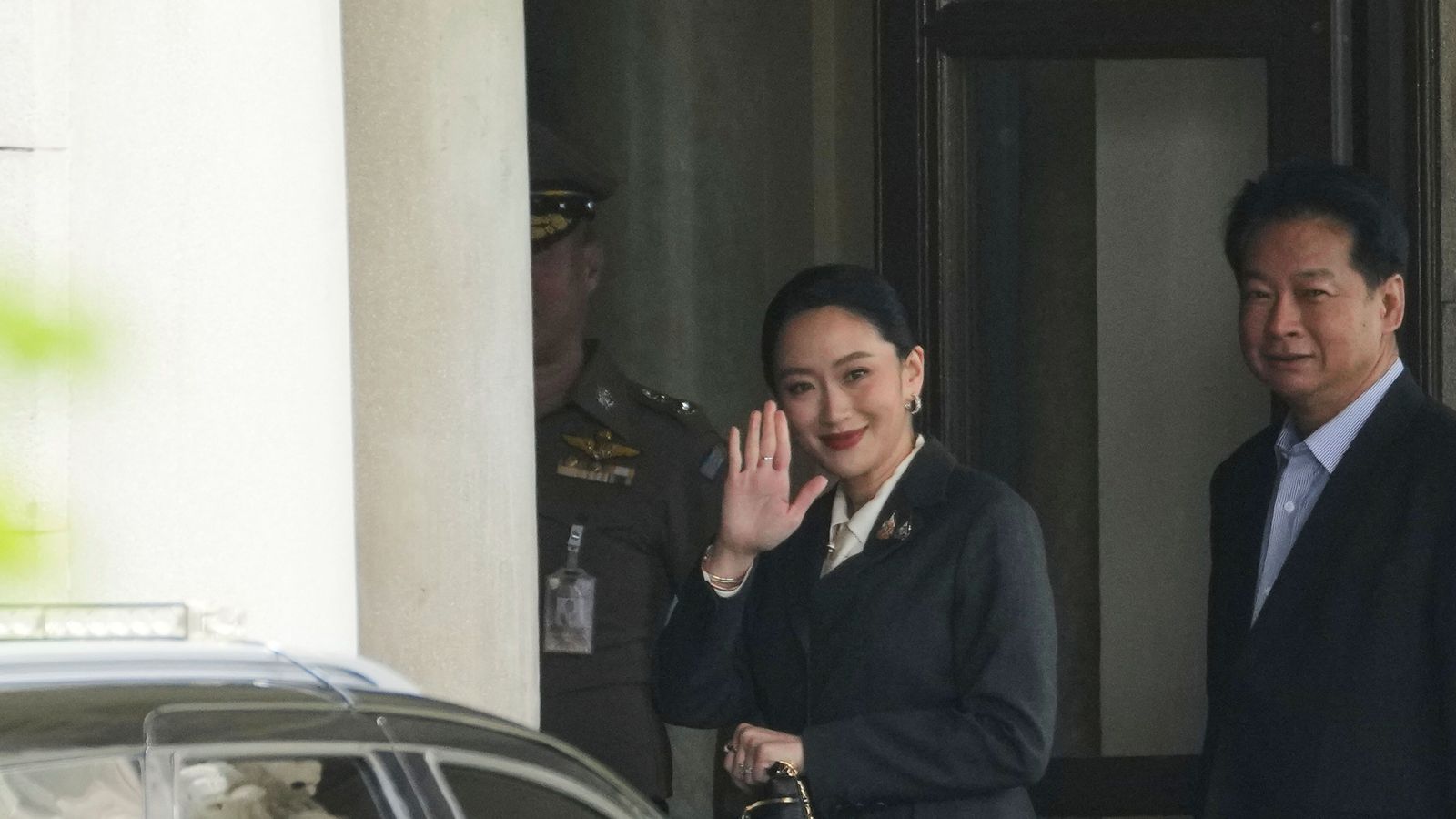 Shinawatra bolað úr em­bætti