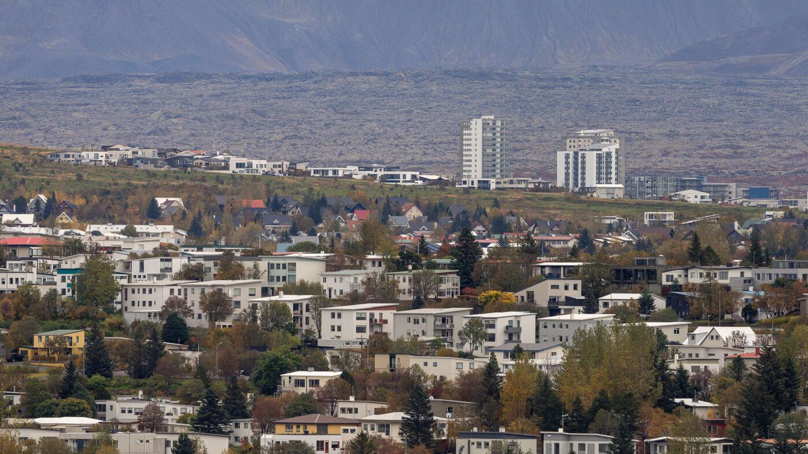 Verð­bólga eykst um­fram svart­sýnustu spár