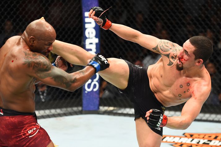 Robert Whittaker sparkar í Yoel Romero.