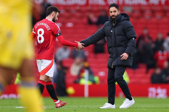 Ruben Amorim með Bruno Fernandes eftir leik með Manchester United en portúgalski stjórinn verður án fyrirliða síns í næstu leikjum.