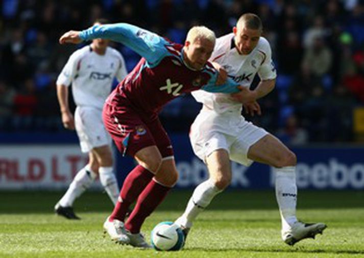 Dean Ashton er hér á fullri ferð með West Ham gegn Bolton