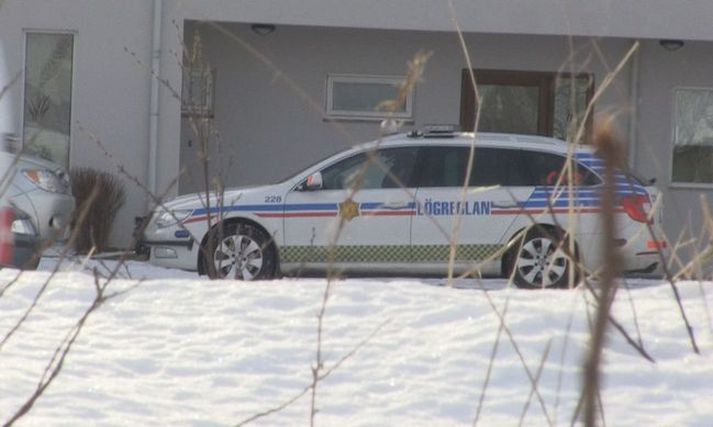 Maðurinn gaf sig fram við lögreglu eftir nokkurra klukkustunda umsátur. Myndin er úr safni.