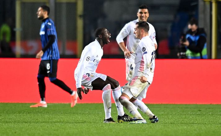 Ferland Mendy fagnar með Lucas Vazquez eftir markið mikilvæga gegn Atalanta í gærkvöld.