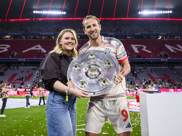 Katie Goodland er eiginkona Harry Kane en hér sjást þau fagna meistaratitli Bayern.  Bayern Munchen ætlar að bjóða Goodland og öðrum eiginkonum leikmanna Bayern til Bandaríkjanna.