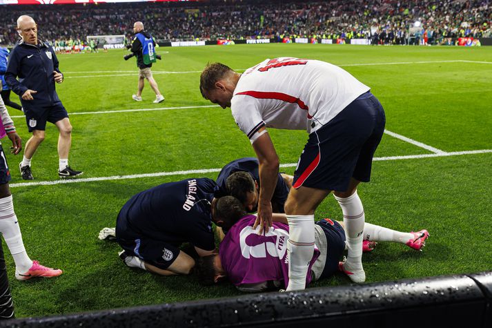 Hugað að Jordan Henderson eftir að hann féll illa eftir leikinn gegn Mexíkó.