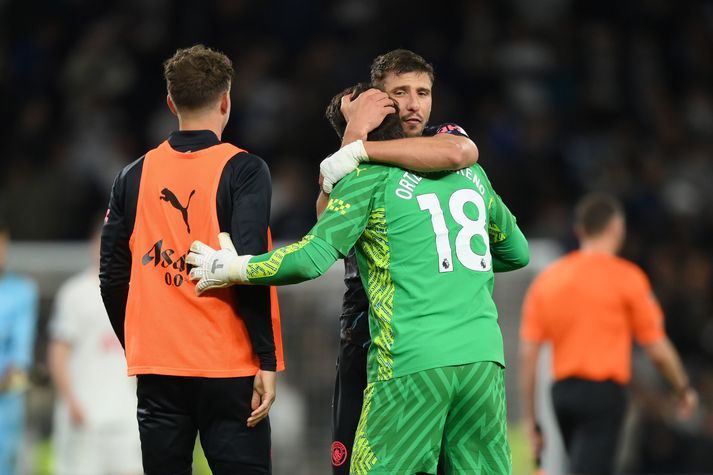 Rúben Dias faðmar Stefan Ortega eftir sigur Manchester City á Tottenham í gær.