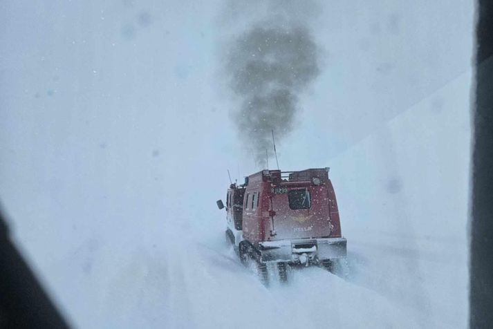 Björgunarmenn fóru á jökulinn á vélsleðum og snjóbílum.