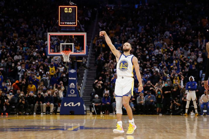 Stephen Curry reyndist hetja Golden State Warriors í nótt.