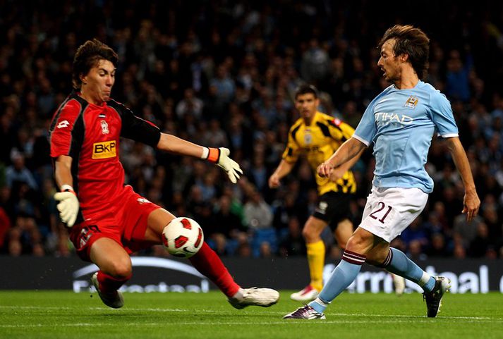 Costel Pantilimon lokar á David Silva í viðureign City og Timisoara á síðustu leiktíð.