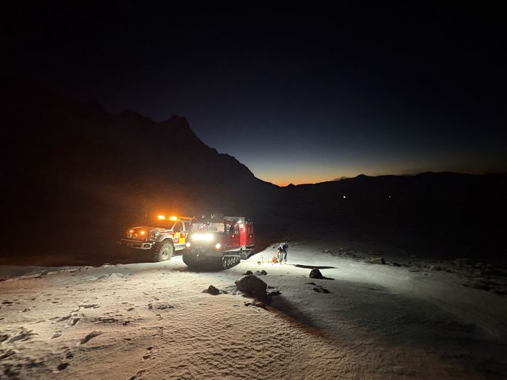 Tveir einstaklingar í vandræðum vegna ísingar og brattlendis í Skessuhorni