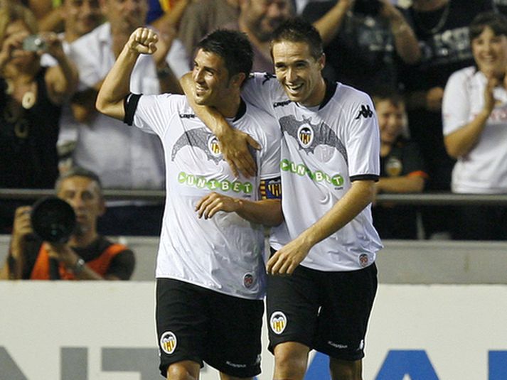 Markaskorarar Valencia, David Villa og Michel, fagna marki þess fyrrnefnda í gær.
