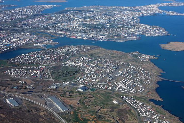 Ef þær meirihlutaviðræður sem eru nú í gangi á höfuðborgarsvæðinu ganga eftir mun Sjálfstæðisflokkurinn vera í meirihluta í öllum sveitarfélögum nema í Reykjavík.