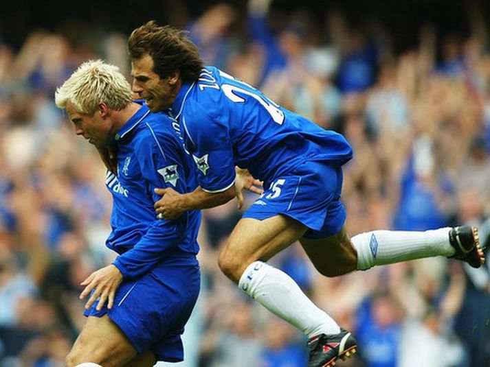 Gianfranco Zola fagnar marki með Eiði Smára Guðjohnsen.