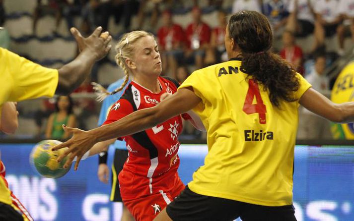 Karen Knútsdóttir í leiknum gegn Angóla í gær.