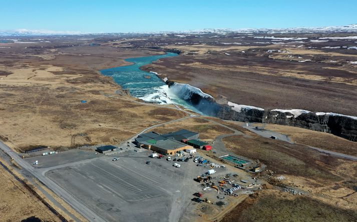 Bílastæðin við Gullfoss, sem alla jafnan eru full af rútum, eru nær tóm þessa dagana. Einu bílarnir sem mátti finna þar í dag voru bílar iðnaðarmanna sem voru að vinna á svæðinu.