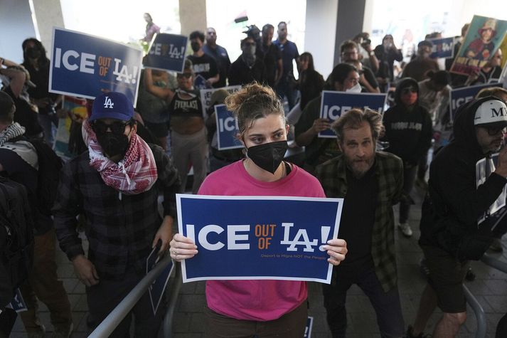 Mótmælendur í Los Angeles í gær.