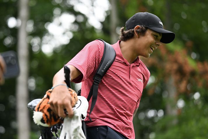Charlie Woods, sonur Tiger Woods, var kylfusveinn á lokaúrtökumótinu.