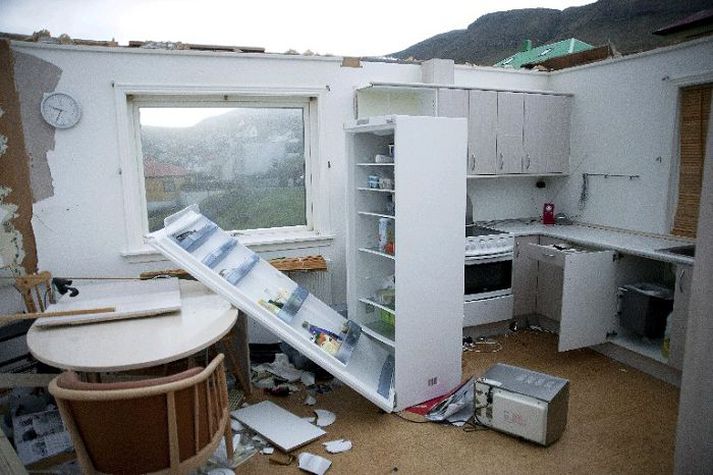 Íbúum á sambýli aldraðra á Þvereyri var bjargað á síðustu stundu út í bifreið. Bifreiðin var ekki lögð af stað þegar þakið fauk af húsinu.mynd/Bjarni Nygaard