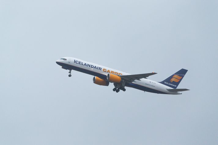 Vél Icelandair Cargo kemur inn til lendingar á Keflavíkurflugvelli.