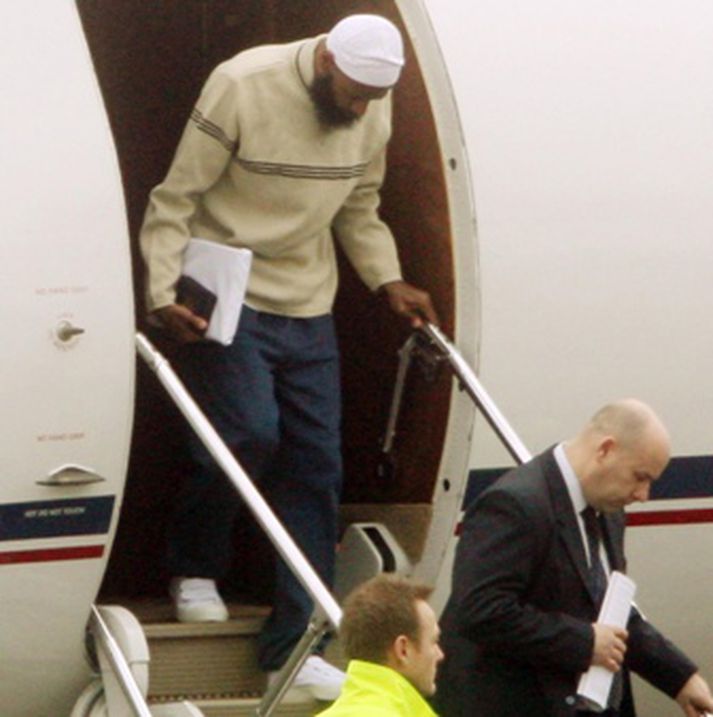 Binyam Mohamed við komuna til Bretlands í gær.