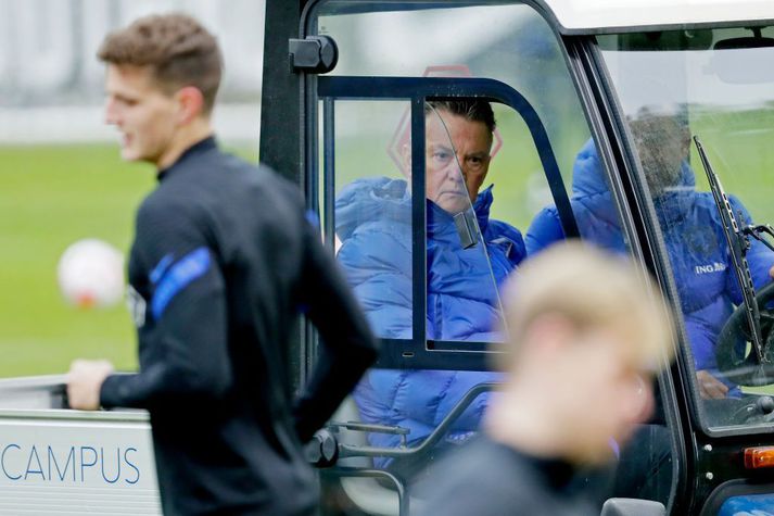 Louis van Gaal var í golfbíl á æfingu hollenska landsliðsins í gær.