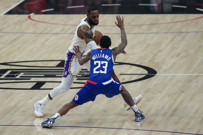 Williams í baráttunni við LeBron James, leikmann Los Angeles Lakers. Williams mun missa af næsta leik Clippers gegn Lakers.