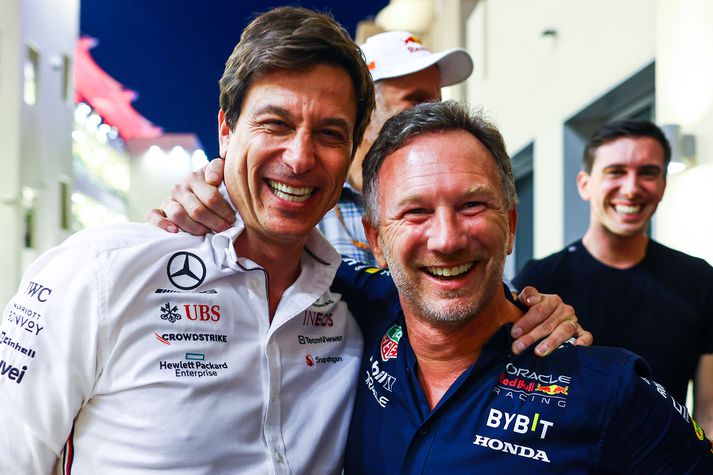 Toto Wolff og Christian Horner á góðri stundu sem var sjaldgæf sjón.