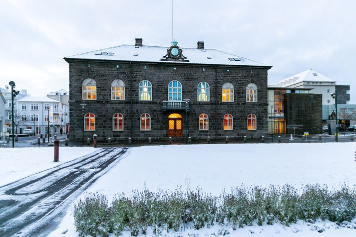 Alþingi samþykkti síðan að kjósa Steinunni Þóru Árnadóttur, Vinstri grænum, og Harald Benediktsson Sjálfstæðismann til að vera tímabundið í forsætisnefnd.