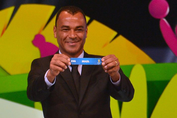 Brasilíumaðurinn Cafu dregur hér sína menn upp úr pottinum.