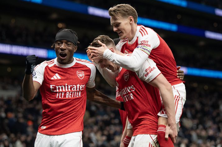 Viktor Gyökeres fagnar seinna marki sínu á móti Spurs með þeim Martin Ödegaard og Noni Madueke.