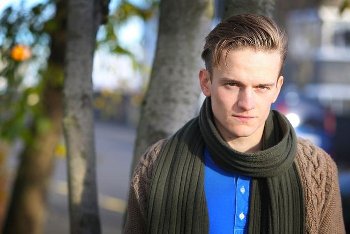 Stelur senunni Arnmundur Ernst Backman Björnsson á stórleik í verkinu Jeppi á fjalli.