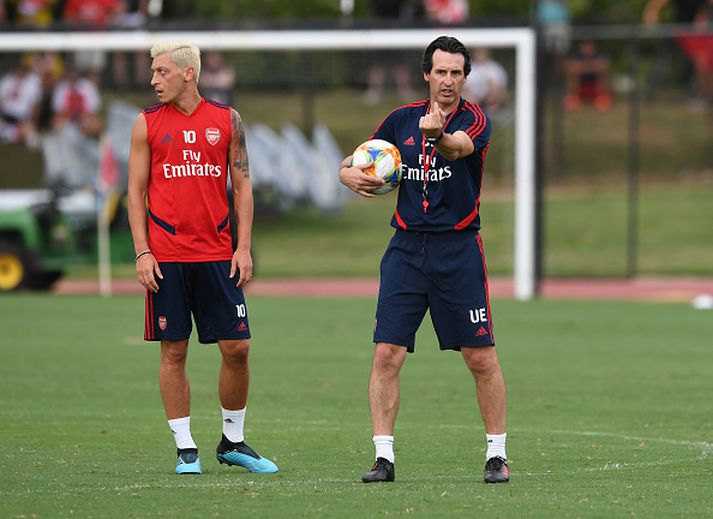 Özil og Emery á undirbúningstímabilinu.