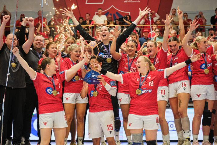 Valskonur fagna Evrópumeistaratitlinum í vor eftir sigur á spænska félaginu Porrino Conservas í úrslitaleik EHF-bikarsins.