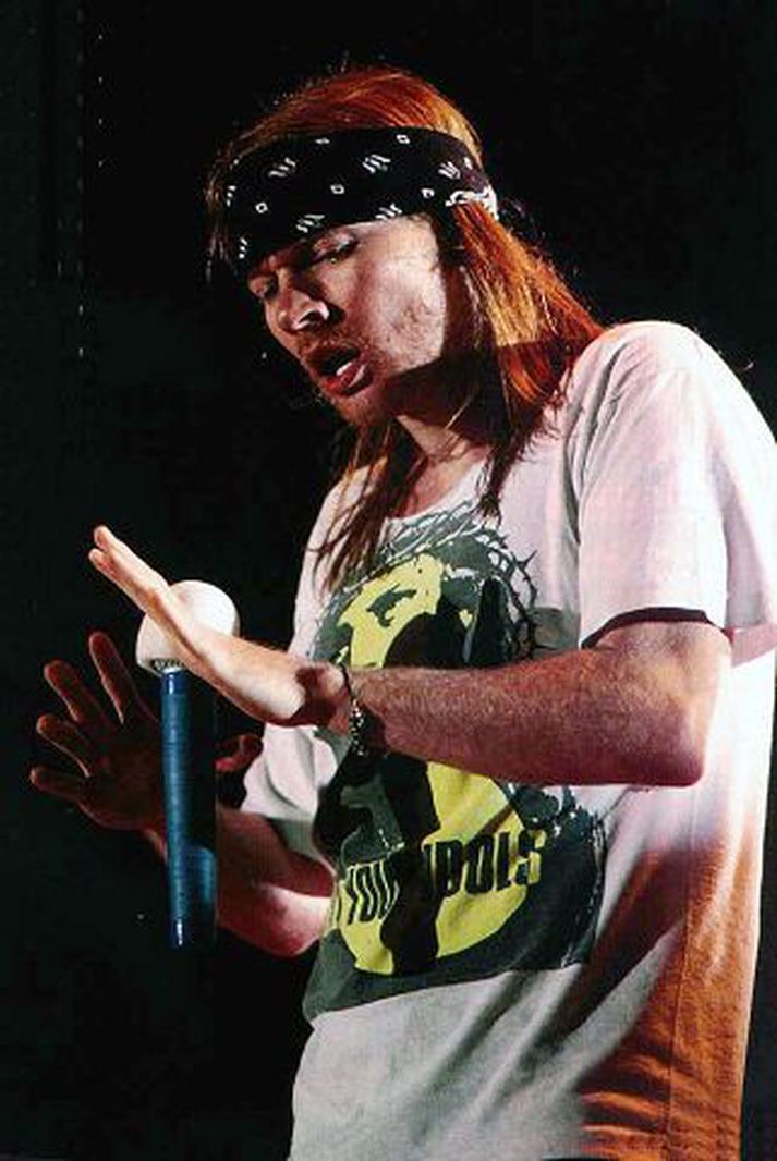Eldur kviknaði í trommusetti Guns N´Roses í Los Angeles.