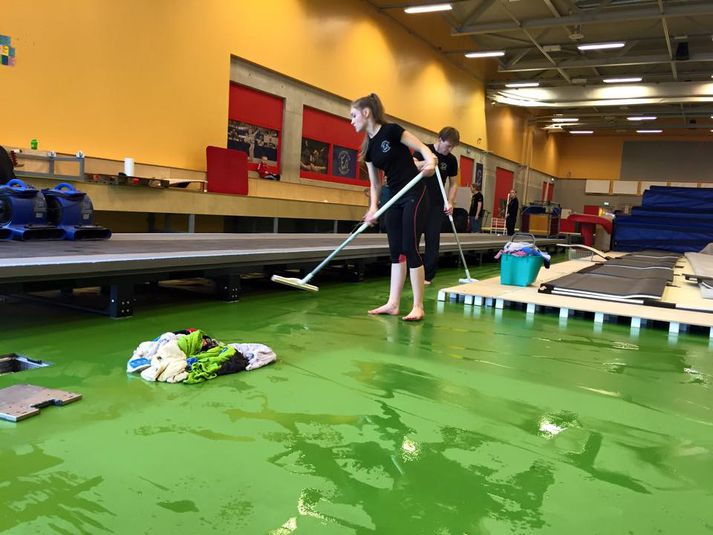 Eins og sjá má flæddi vatn inn um allt hús. Dýr búnaður er í húsinu.