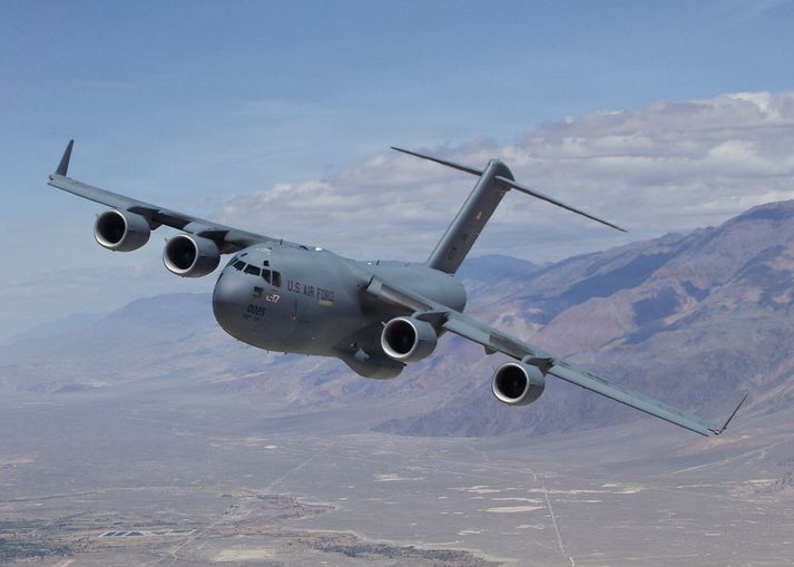 C-17 Globemaster III á flugi yfir Kaliforníu.