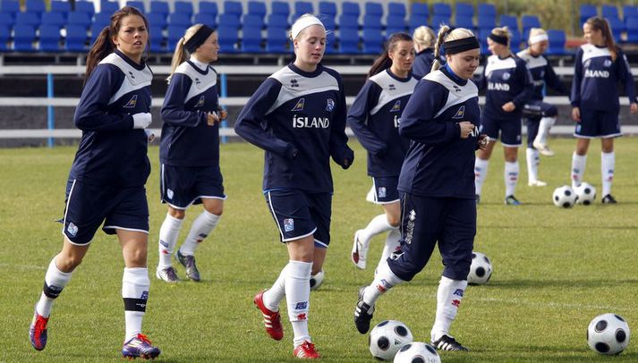 Sara Björk, lengst til vinstri, á æfingu með íslenska landsliðinu.